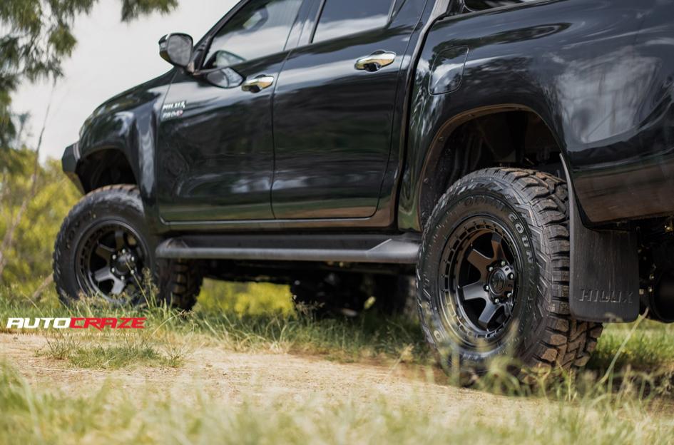 TOYOTA HILUX 4WD SHOK MATTE BLACK