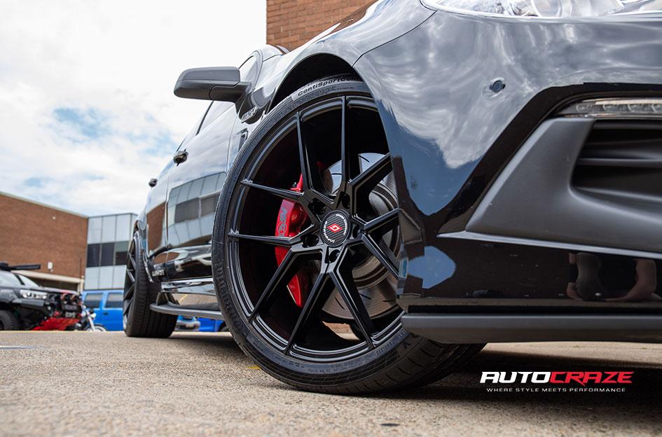 HOLDEN-COMMODORE-HSV-CLUBSPORT-R8-IFG-39-BLACK