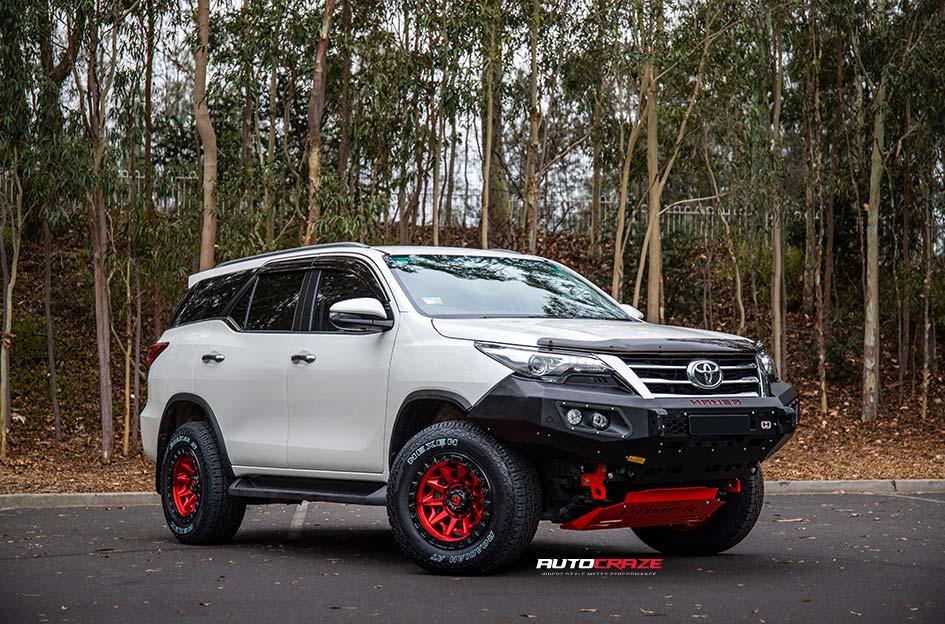 TOYOTA FORTUNER COVERT CANDY RED BLACK LIP