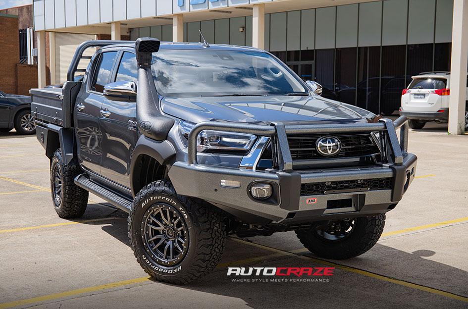 TOYOTA HILUX 4WD REBEL ANTHRACITE CENTER W BLACK LIP