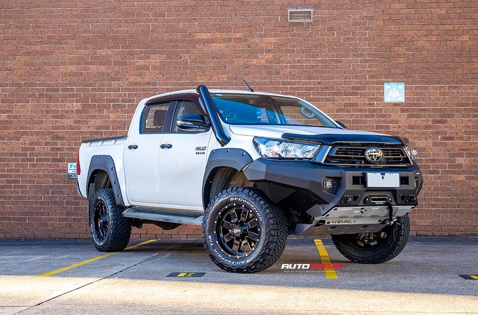 TOYOTA HILUX 4WD MO962 GLOSS BLACK MILLED ACCENTS