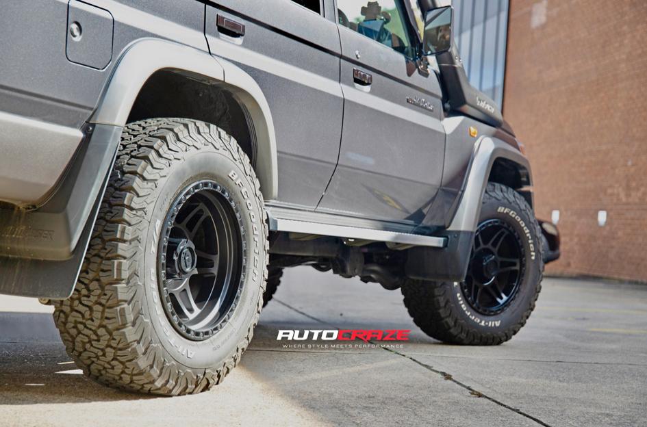 TOYOTA LANDCRUISER KONG SATIN BLACK