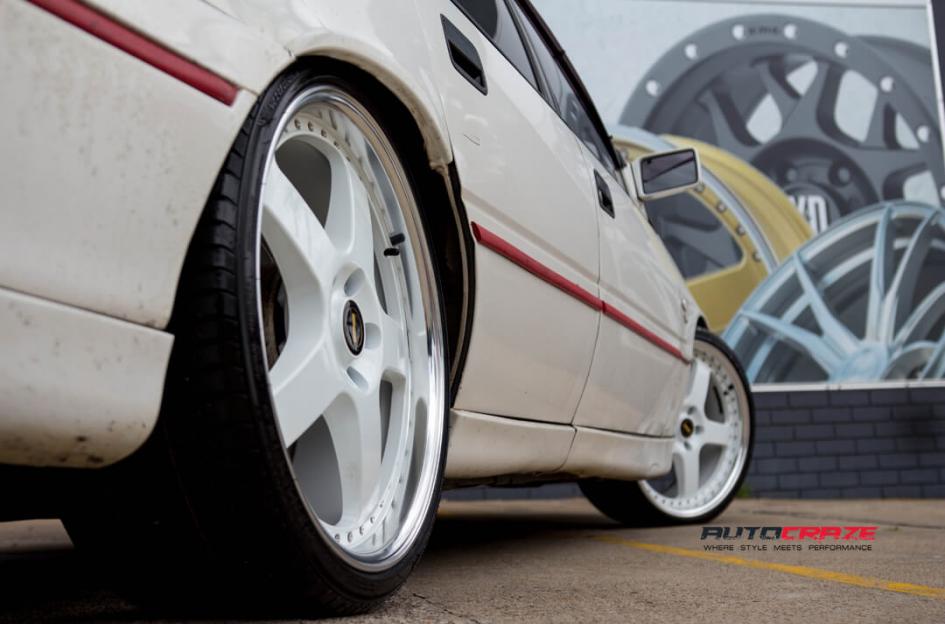 HOLDEN-COMMODORE-FR-WHITE-POLISH-LIP