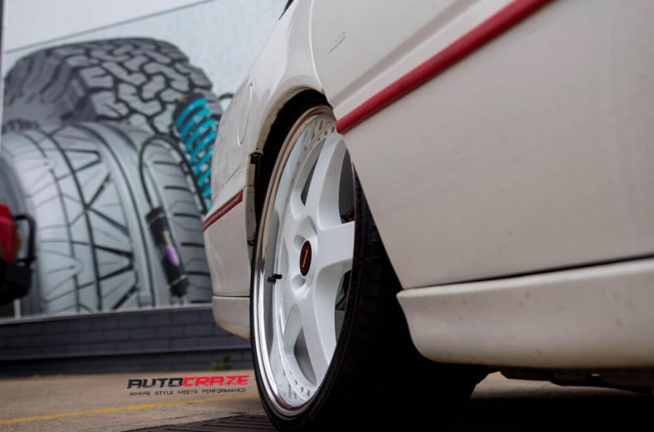 HOLDEN-COMMODORE-FR-WHITE-POLISH-LIP