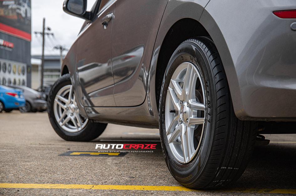 HYUNDAI I20 DECEIT SILVER MACHINED