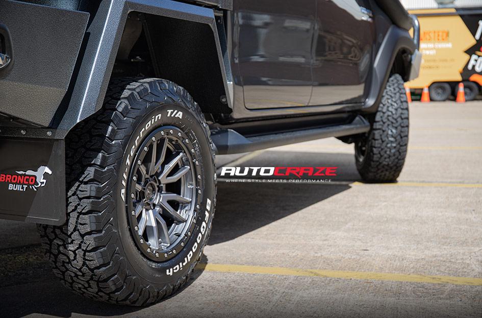 TOYOTA HILUX 4WD REBEL ANTHRACITE CENTER W BLACK LIP