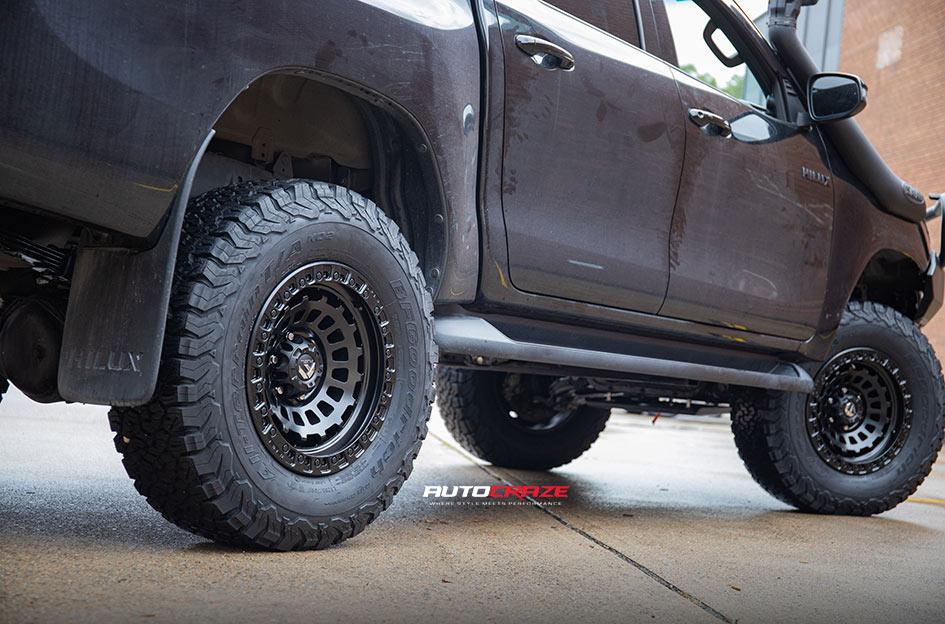 TOYOTA HILUX N80 4WD ZEPHYR MATTE BLACK