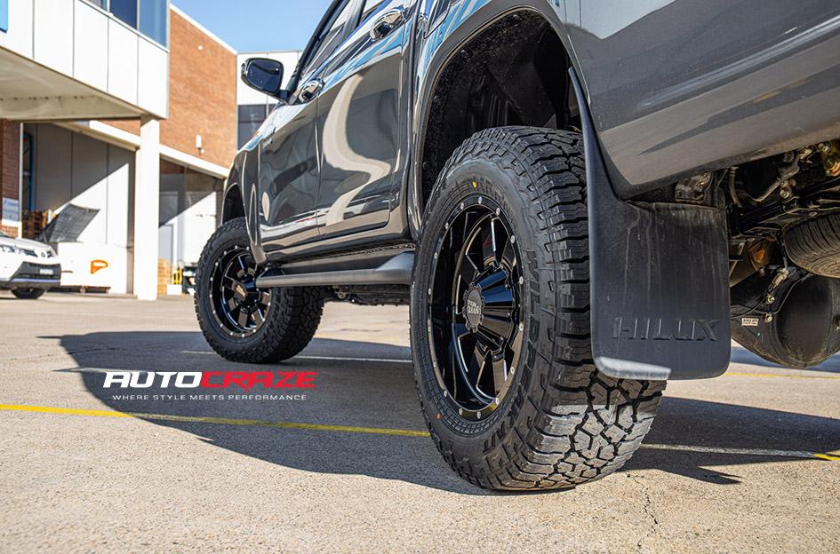 TOYOTA HILUX 4WD MO962 GLOSS BLACK MILLED ACCENTS