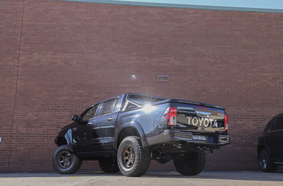 TOYOTA HILUX 4WD KICKER BRONZE CENTER BLACK LIP