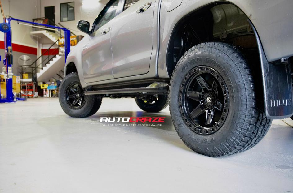 TOYOTA HILUX N80 4WD KICKER MATTE BLACK