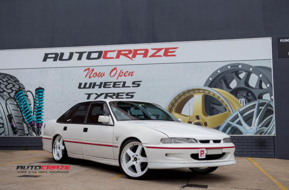 HOLDEN-COMMODORE-FR-WHITE-POLISH-LIP