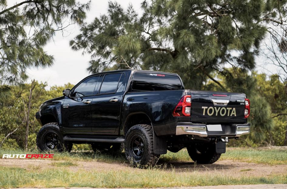 TOYOTA HILUX 4WD SHOK MATTE BLACK