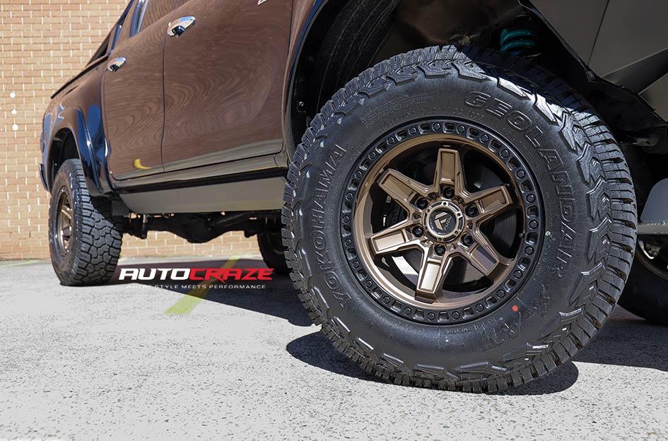TOYOTA HILUX 4WD KICKER BRONZE CENTER BLACK LIP