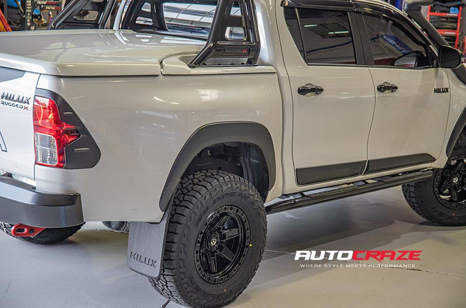 TOYOTA HILUX N80 RUGGED X KICKER MATTE BLACK