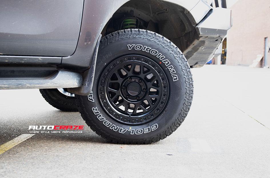 TOYOTA HILUX 4WD MESA SATIN BLACK W GLOSS BLACK LIP