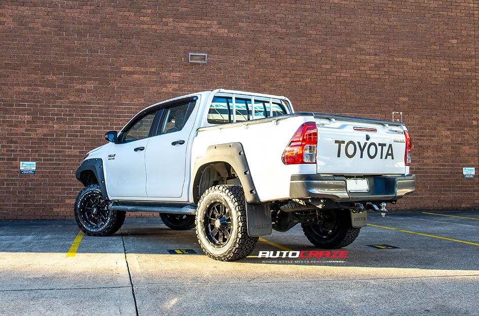 TOYOTA HILUX 4WD MO962 GLOSS BLACK MILLED ACCENTS