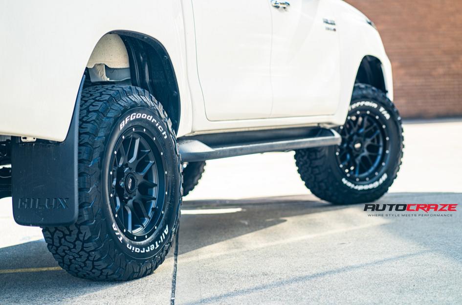 TOYOTA HILUX 4WD CHAOS SATIN BLACK