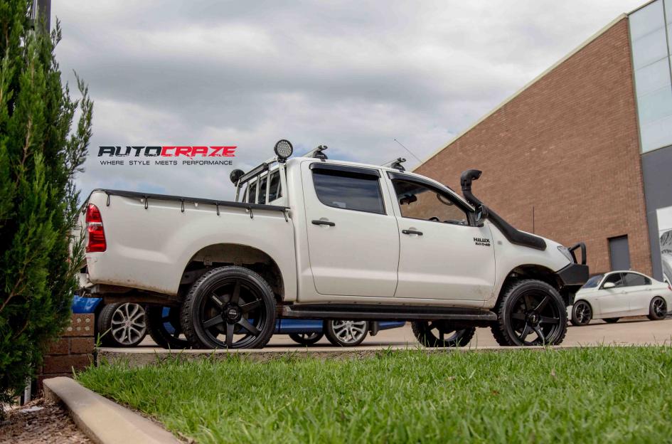 TOYOTA HILUX N70 4WD S6 MATTE BLACK