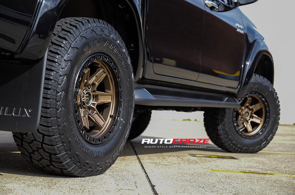 TOYOTA HILUX 4WD KICKER BRONZE CENTER BLACK LIP