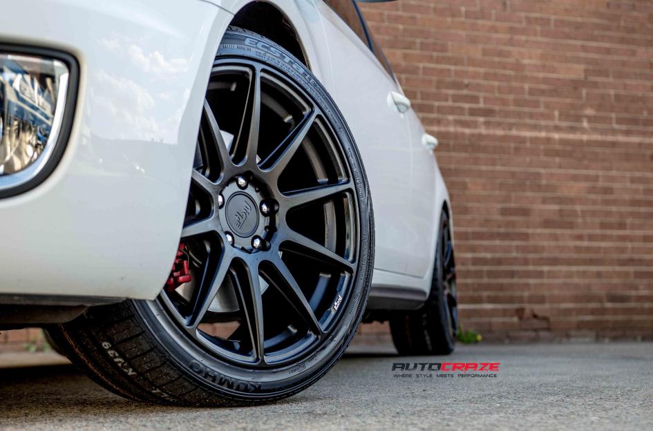 VOLKSWAGEN GOLF ESSEN SATIN BLACK