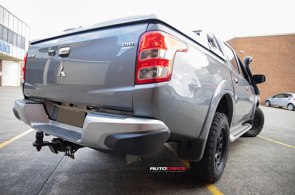 MITSUBISHI TRITON D HOLE BLACK