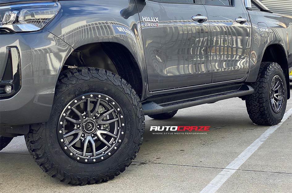 TOYOTA HILUX 4WD REBEL ANTHRACITE CENTER W BLACK LIP