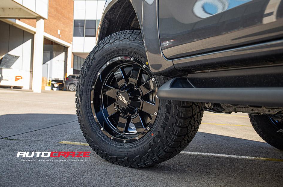 TOYOTA HILUX 4WD MO962 GLOSS BLACK MILLED ACCENTS