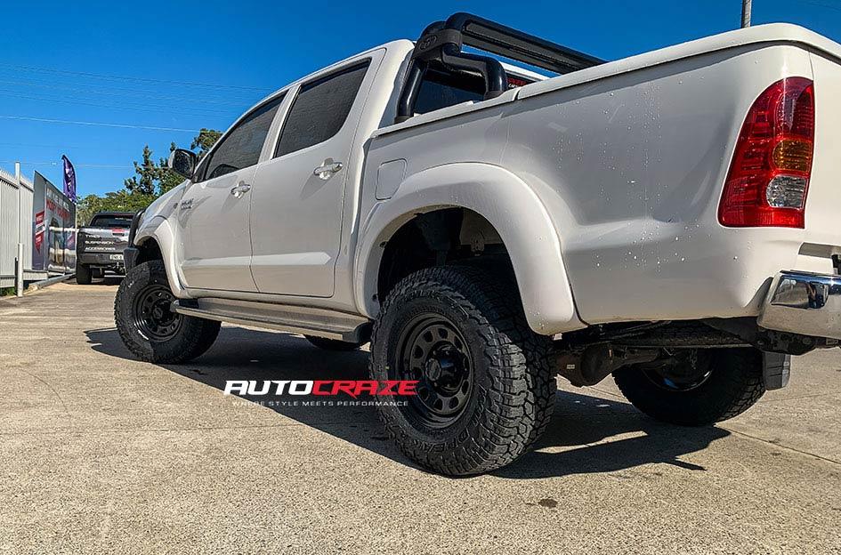 TOYOTA HILUX N70 4WD D HOLE BLACK