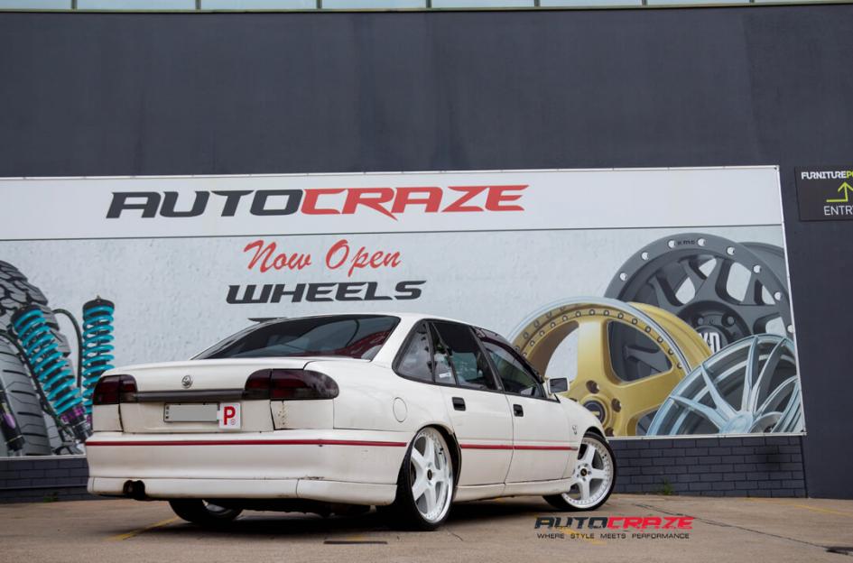 HOLDEN-COMMODORE-FR-WHITE-POLISH-LIP