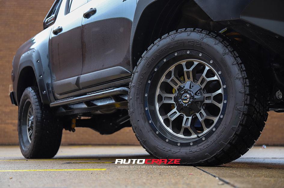TOYOTA HILUX 4WD CRUSH GLOSS BLACK DOUBLE DARK TINT