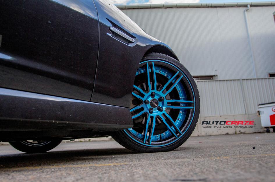 HOLDEN-COMMODORE-INVADER-GLOSS-BLACK-ELECTRIC-BLUE