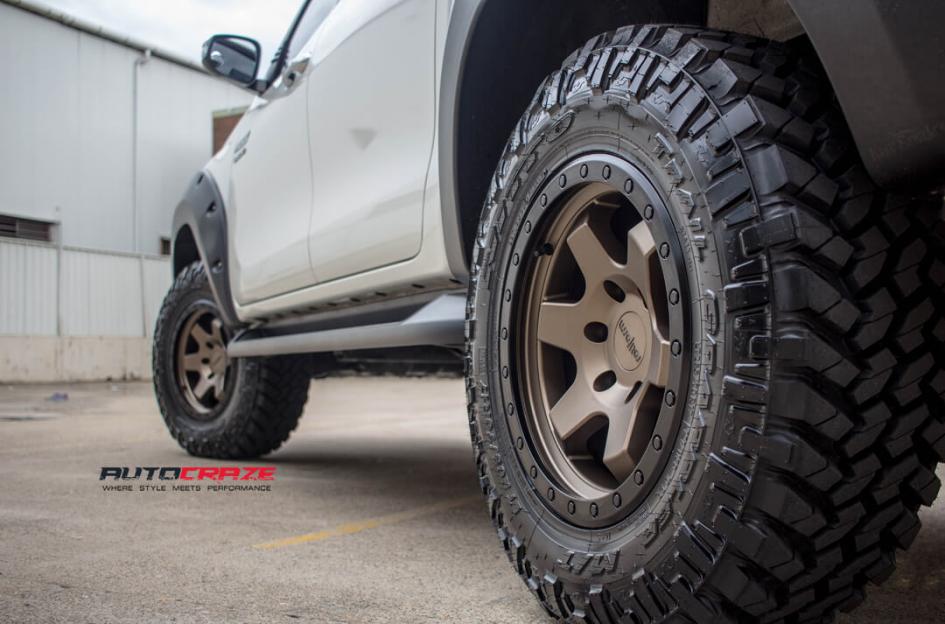 TOYOTA HILUX N80 4WD SIX MATTE BRONZE