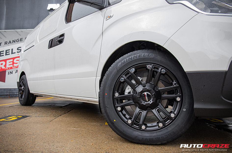 HYUNDAI-ILOAD-OUTLAW-SATIN-BLACK