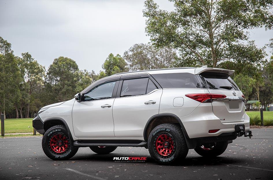TOYOTA FORTUNER COVERT CANDY RED BLACK LIP