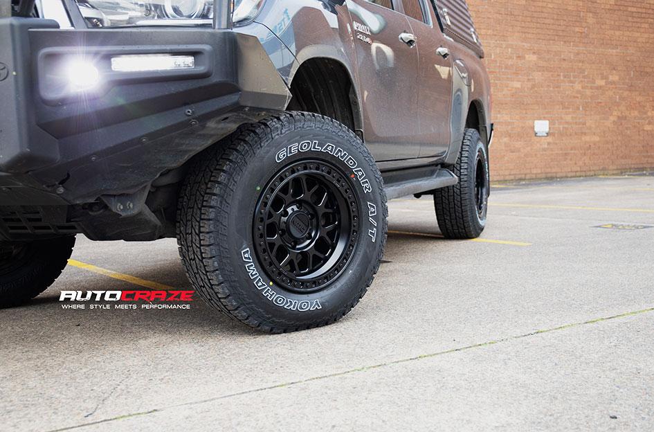 TOYOTA HILUX 4WD MESA SATIN BLACK W GLOSS BLACK LIP