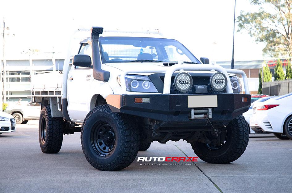 TOYOTA HILUX N70 4WD D HOLE BLACK