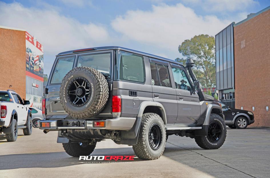 TOYOTA LANDCRUISER KONG SATIN BLACK