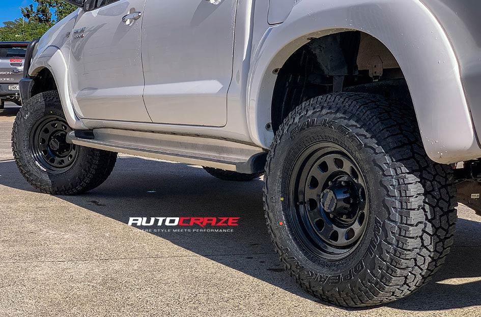 TOYOTA HILUX N70 4WD D HOLE BLACK