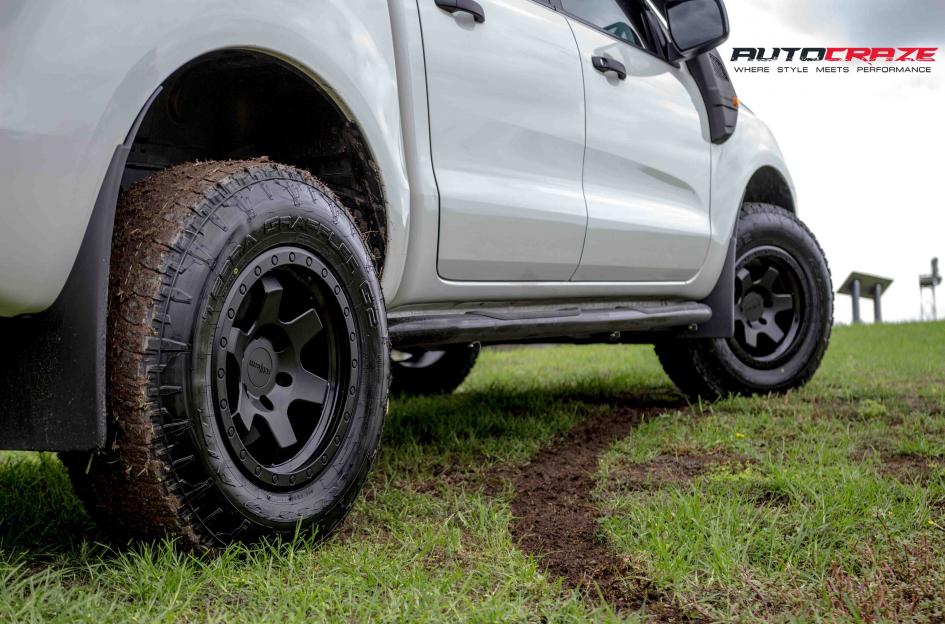 FORD-RANGER-SIX-MATTE-BLACK-FACE-WITH-GLOSS-BLACK-WINDOWS