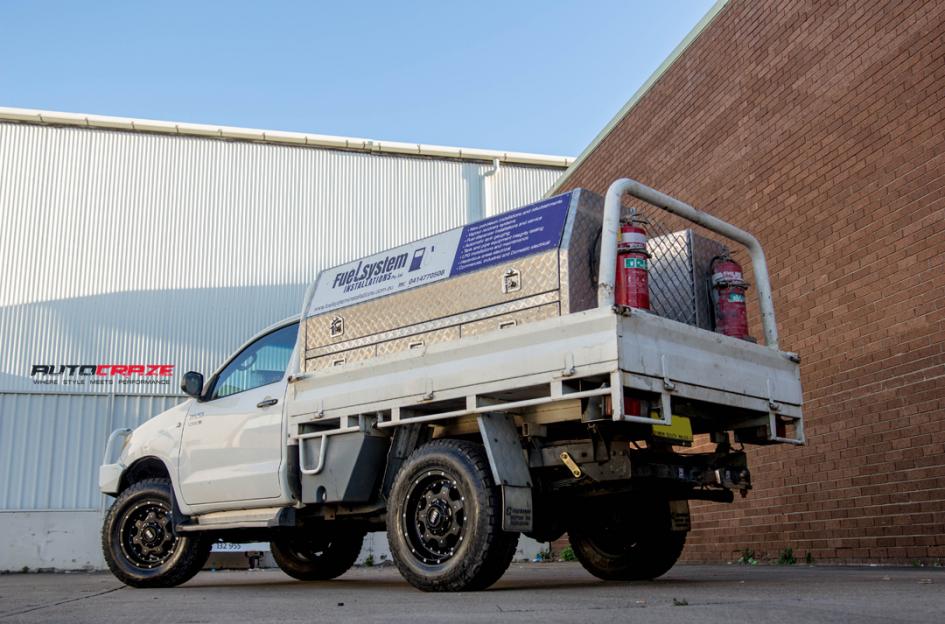 TOYOTA HILUX N70 4WD GD01 BLACK WITH CHROME INSERTS