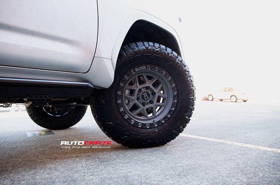 TOYOTA 300 SERIES LANDCRUISER KELSO BATTLESHIP GREY W BLACK LIP EDGE BLACK BOLTS