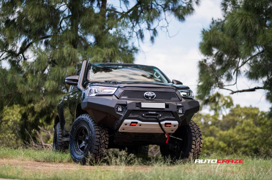 TOYOTA HILUX 4WD SHOK MATTE BLACK