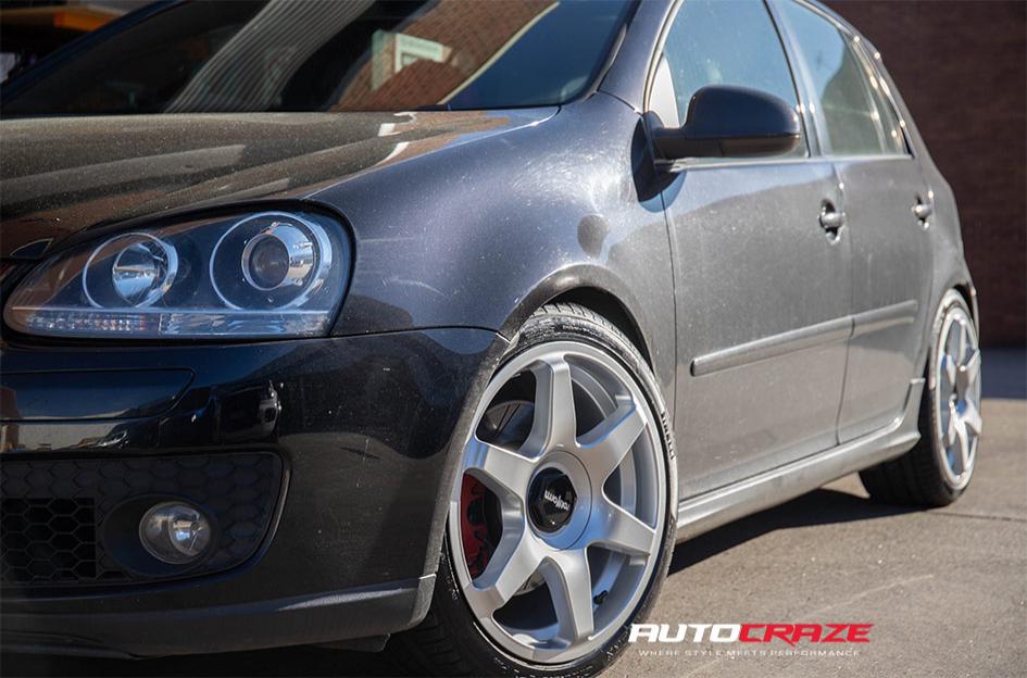 VOLKSWAGEN-GOLF-SIX-SILVER