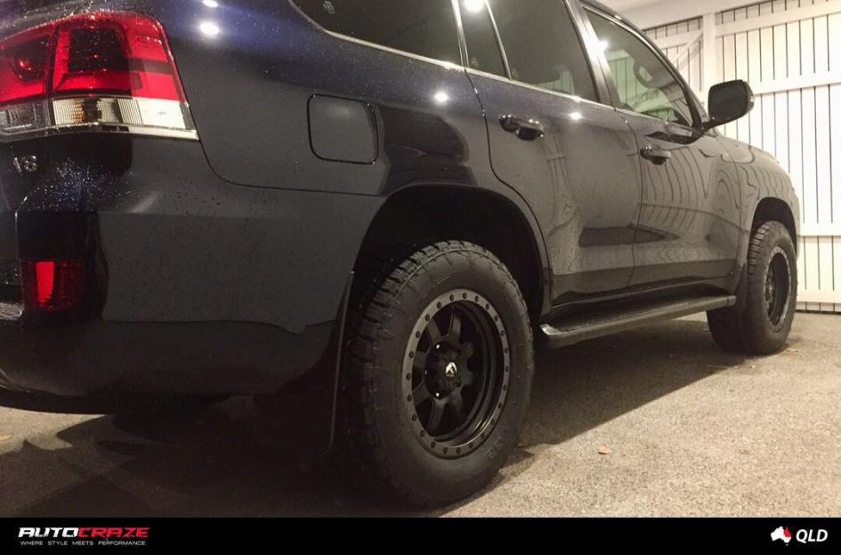 TOYOTA LANDCRUSIER TROPHY MATTE BLACK WITH ANTHRACITE RING