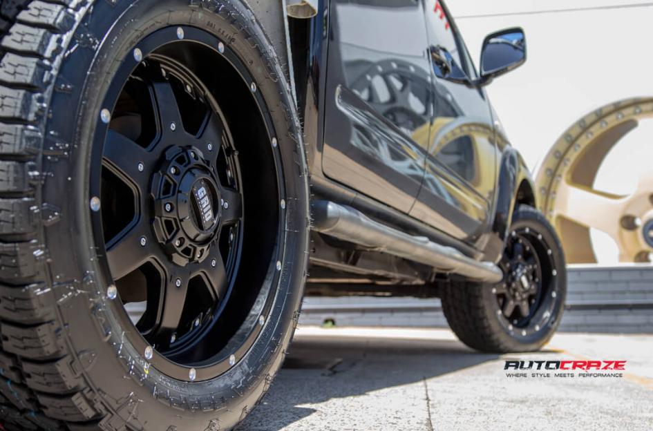 NISSAN NAVARA GD01 BLACK WITH CHROME INSERTS