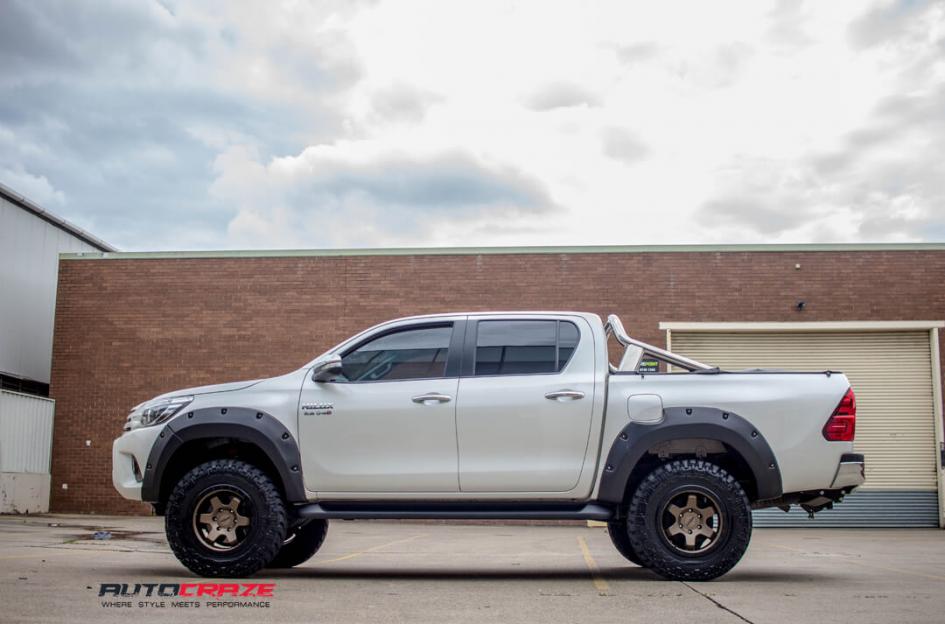 TOYOTA HILUX N80 4WD SIX MATTE BRONZE