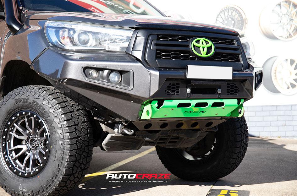 TOYOTA HILUX 4WD REBEL ANTHRACITE CENTER W BLACK LIP