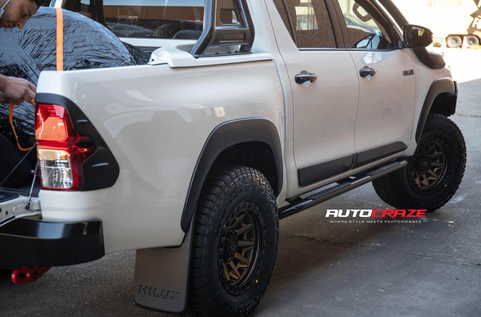 TOYOTA HILUX N80 RUGGED X COVERT BRONZE BLACK LIP