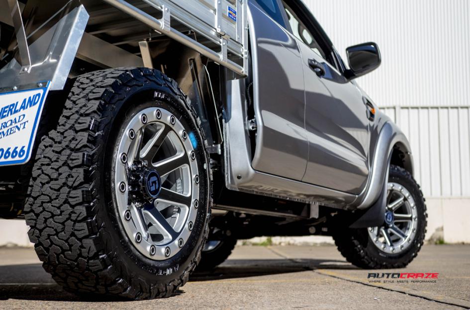 FORD RANGER GRUNT G1 SILVER WITH BLACK CENTRE POLISH LIP