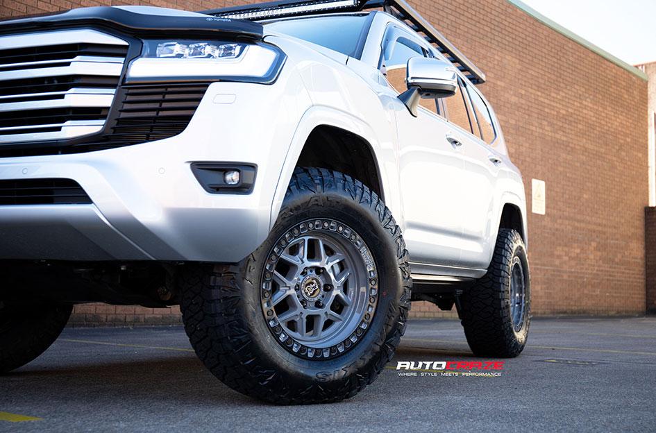 TOYOTA 300 SERIES LANDCRUISER KELSO BATTLESHIP GREY W BLACK LIP EDGE BLACK BOLTS